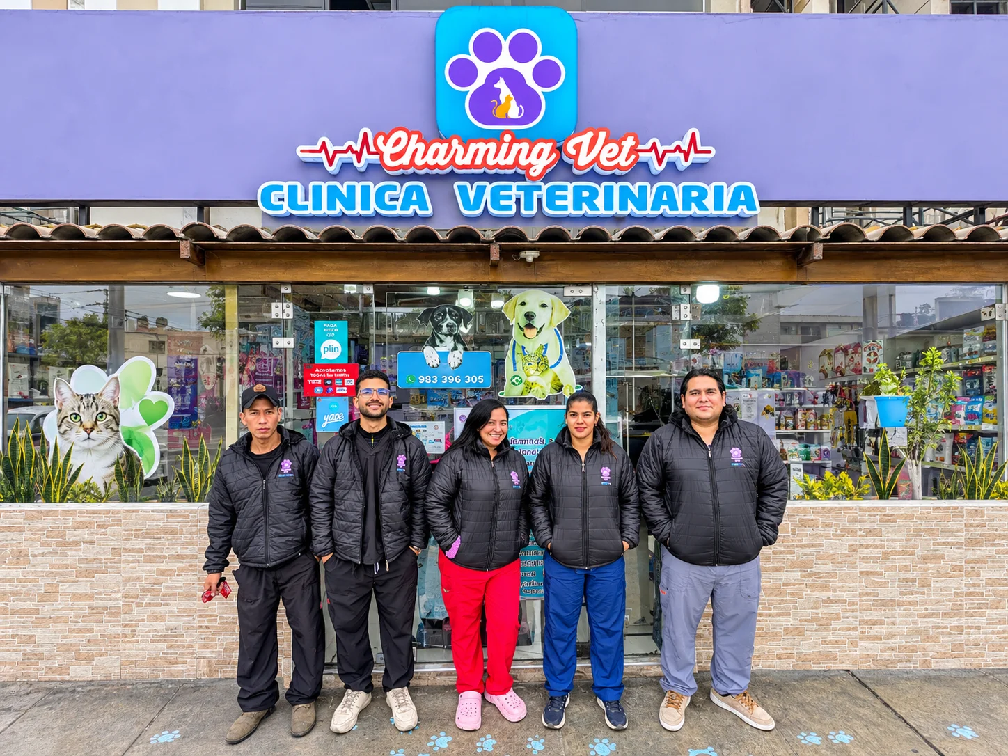 Nuestro equipo frente a la clínica